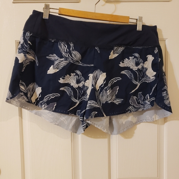 Athleta Laser Run Shorts Size XL - Picture 1 of 7